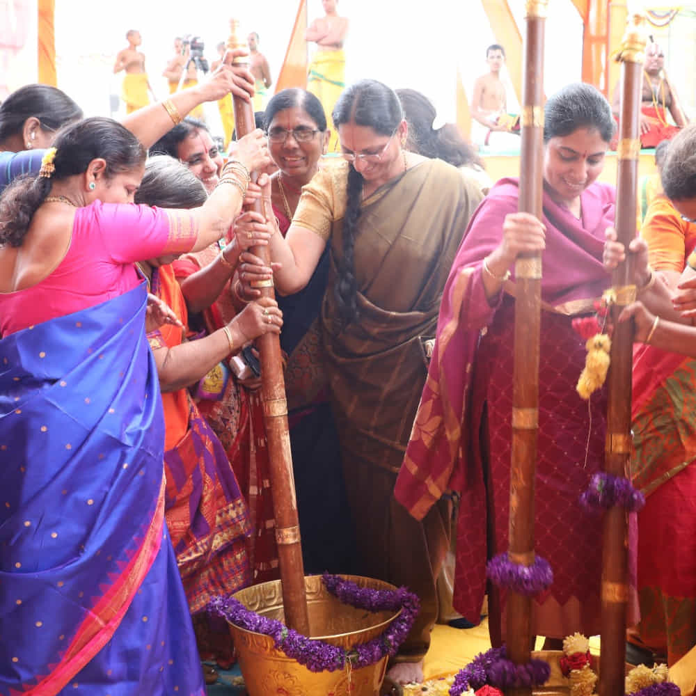 ఓ పత్రమో.. పుష్పమో .. ఓ ఫలమో.. కాసిన్ని నీళ్లో... భక్తితో సమర్పిస్తే చాలు.. సంతోషంగా స్వీకరించే కారుణ్య మూర్తి ఆ విభువు. అలాంటిది మనసును పువ్వులుగా సమర్పిస్తే.! భక్తుల కోసం ఆ భగవంతుడు దివి నుంచి భువికి రాకుండా వుంటాడా! ముక్కోటి దేవతలు ఒక్కటై వచ్చారు.