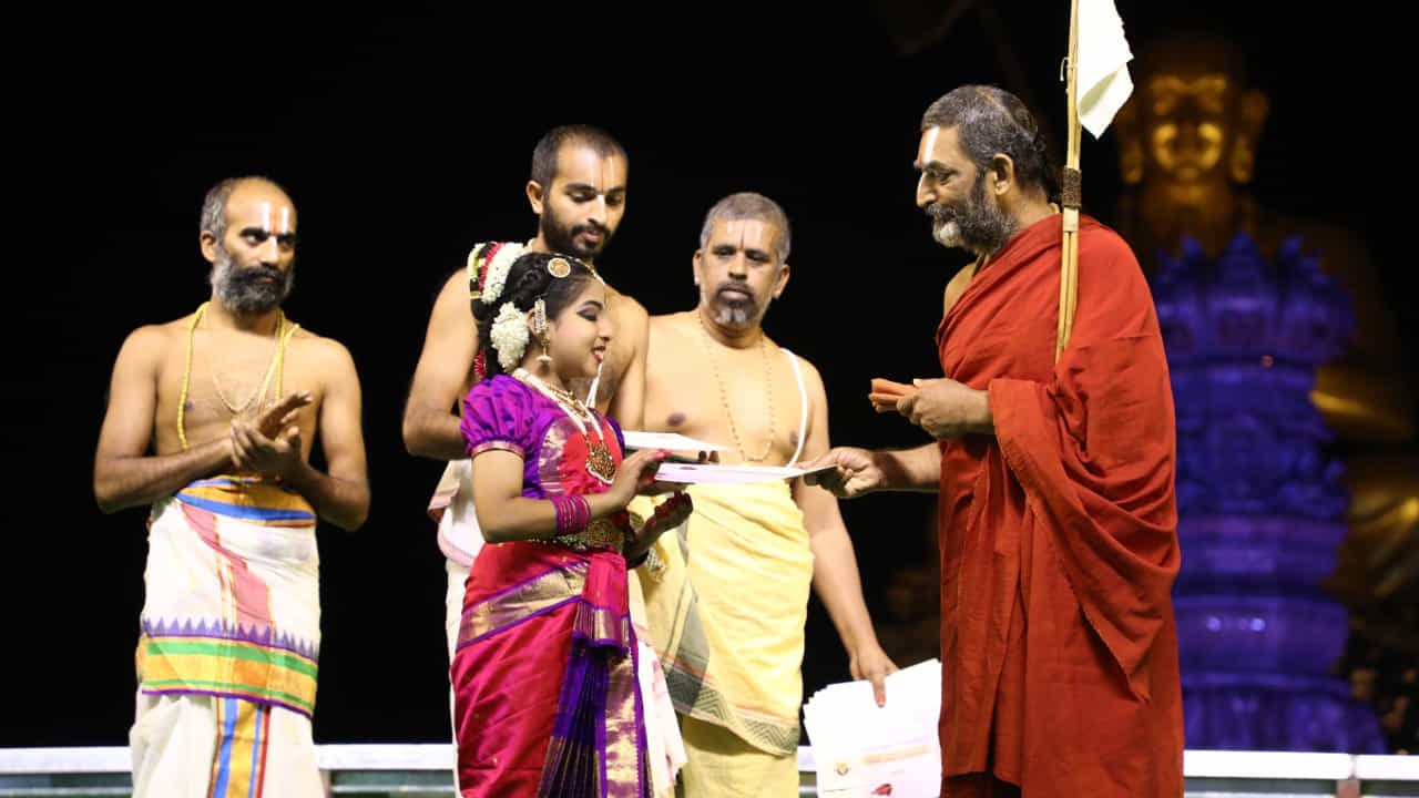 అనంతరం శ్రీ చినజీయర్‌ స్వామివారు కూచిపూడి నృత్య అకాడమీ శిష్య బృందానికి మంగళ శాసనాలు అందించారు.