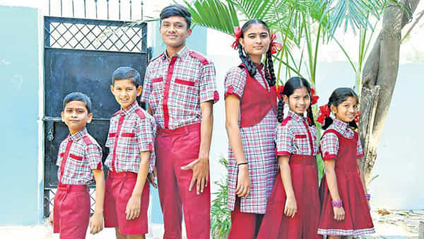 Telangana: ఈసారి కార్పొరేట్ స్కూళ్లను తలదన్నేలా కొత్త యూనిఫామ్.. వారికి మాత్రమే ప్యాంట్లు