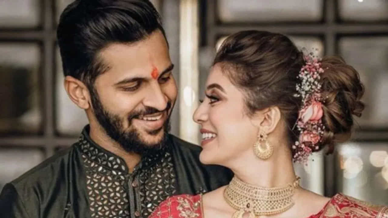 కేఎల్ రాహుల్, అక్షర్ పటేల్ తర్వాత ఇప్పుడు శార్దూల్ ఠాకూర్ కూడా బ్యాచిలర్ లైఫ్కు బైబై చెప్పనున్నాడు. ఈ టీమిండియా ఆల్రౌండర్ ఫిబ్రవరి 27న మిథాలీ పారుల్కర్ మెడలో మూడు ముళ్లు వేయనున్నాడు. నవంబర్ 2021లో శార్దూల్, మిథాలీ నిశ్చితార్థం చేసుకున్నారు.