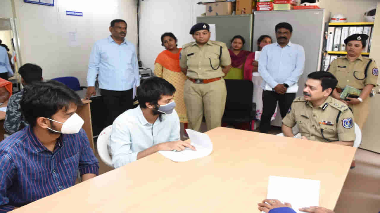 పోకిరీల తిక్కకుదిర్చిన షీ టీమ్స్.. అమ్మాయిల జోలికెళ్తే తాటతీస్తామని వార్నింగ్