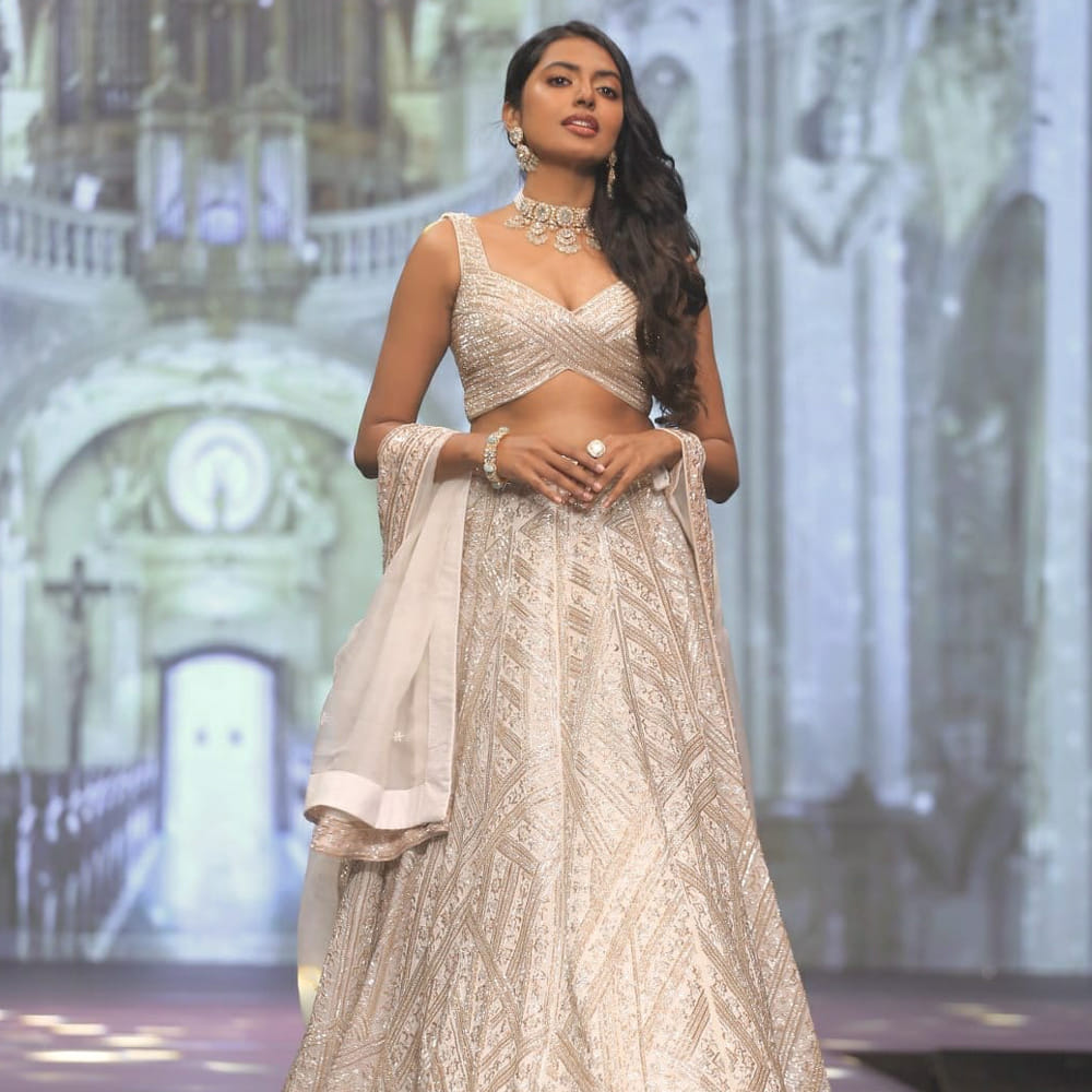 సీనియర్‌ హీరో రాజశేఖర్‌ నట వారసురాలిగా ఇండస్ట్రీలోకి అడుగు పెట్టిన నటి శివాని కెరీర్‌ తొలినాళ్లలో కొన్ని ఆటుపోట్లు ఎదుర్కొంది. అయితే తాజాగా వచ్చిన అద్భుతం చిత్రంతో ఒక్కసారిగా ఇండస్ట్రీని తనవైపు తిప్పుకుంది.. 