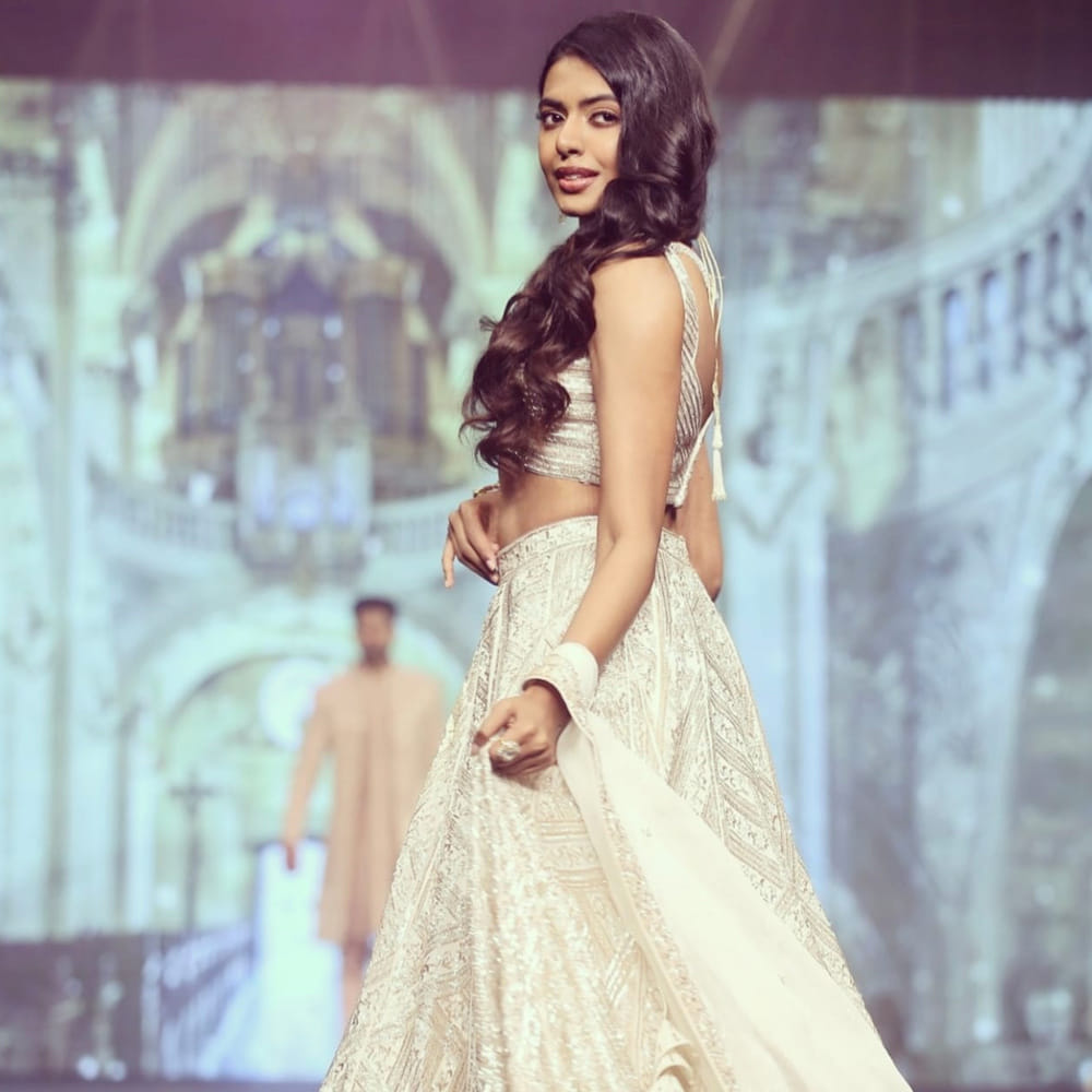 సీనియర్‌ హీరో రాజశేఖర్‌ నట వారసురాలిగా ఇండస్ట్రీలోకి అడుగు పెట్టిన నటి శివాని కెరీర్‌ తొలినాళ్లలో కొన్ని ఆటుపోట్లు ఎదుర్కొంది. అయితే తాజాగా వచ్చిన అద్భుతం చిత్రంతో ఒక్కసారిగా ఇండస్ట్రీని తనవైపు తిప్పుకుంది.. 