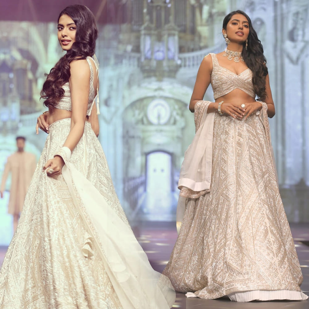 సీనియర్‌ హీరో రాజశేఖర్‌ నట వారసురాలిగా ఇండస్ట్రీలోకి అడుగు పెట్టిన నటి శివాని కెరీర్‌ తొలినాళ్లలో కొన్ని ఆటుపోట్లు ఎదుర్కొంది. అయితే తాజాగా వచ్చిన అద్భుతం చిత్రంతో ఒక్కసారిగా ఇండస్ట్రీని తనవైపు తిప్పుకుంది.. 