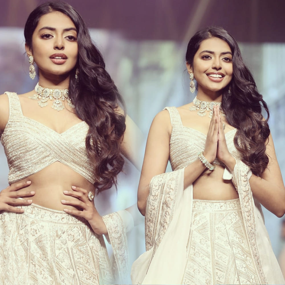 సీనియర్‌ హీరో రాజశేఖర్‌ నట వారసురాలిగా ఇండస్ట్రీలోకి అడుగు పెట్టిన నటి శివాని కెరీర్‌ తొలినాళ్లలో కొన్ని ఆటుపోట్లు ఎదుర్కొంది. అయితే తాజాగా వచ్చిన అద్భుతం చిత్రంతో ఒక్కసారిగా ఇండస్ట్రీని తనవైపు తిప్పుకుంది.. 