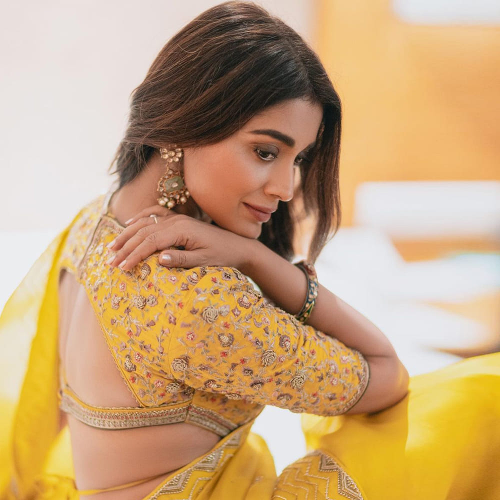 అందాల తార శ్రీయ శరన్ గురించి పరిచయం అవసరం లేదు. దాదాపు ఇరవై సంవత్సరాలుగా టాలీవుడ్ లో తనదైన అందం నటనతో తెలుగు ప్రేక్షకులను ఎంతగానో అలరించింది .టాలీవుడ్ స్టార్స్ అందరి సరసన నటించి ఓ వెలుగు వెలిగిన నటి శ్రీయ ఇప్పటికి ఫోటోషూట్ తో కూడా తన స్పీడ్ ఏ మాత్రం తగ్గించడం లేదు..