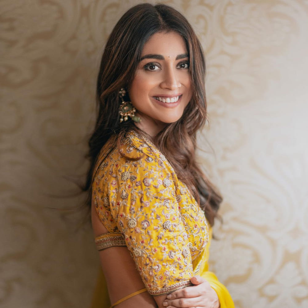 అందాల తార శ్రీయ శరన్ గురించి పరిచయం అవసరం లేదు. దాదాపు ఇరవై సంవత్సరాలుగా టాలీవుడ్ లో తనదైన అందం నటనతో తెలుగు ప్రేక్షకులను ఎంతగానో అలరించింది .టాలీవుడ్ స్టార్స్ అందరి సరసన నటించి ఓ వెలుగు వెలిగిన నటి శ్రీయ ఇప్పటికి ఫోటోషూట్ తో కూడా తన స్పీడ్ ఏ మాత్రం తగ్గించడం లేదు..