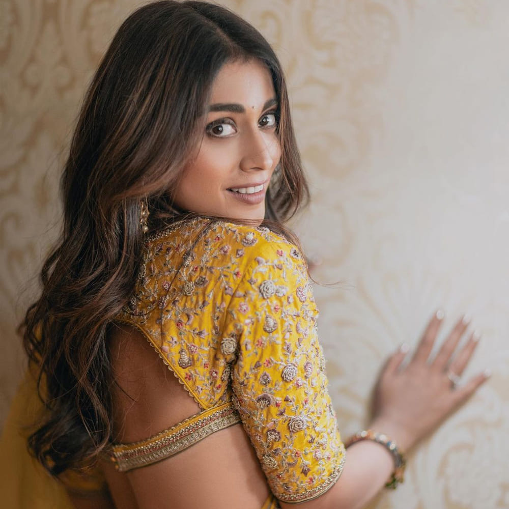 అందాల తార శ్రీయ శరన్ గురించి పరిచయం అవసరం లేదు. దాదాపు ఇరవై సంవత్సరాలుగా టాలీవుడ్ లో తనదైన అందం నటనతో తెలుగు ప్రేక్షకులను ఎంతగానో అలరించింది .టాలీవుడ్ స్టార్స్ అందరి సరసన నటించి ఓ వెలుగు వెలిగిన నటి శ్రీయ ఇప్పటికి ఫోటోషూట్ తో కూడా తన స్పీడ్ ఏ మాత్రం తగ్గించడం లేదు..