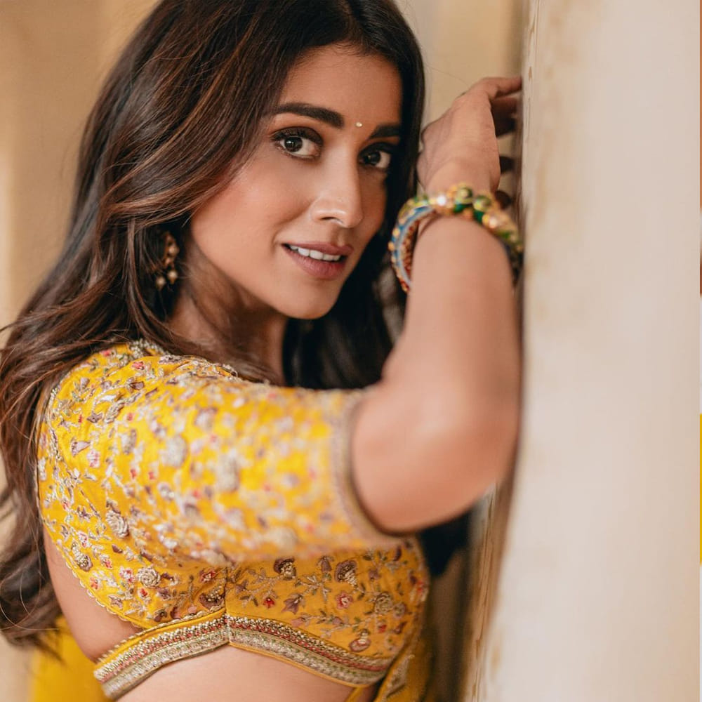 అందాల తార శ్రీయ శరన్ గురించి పరిచయం అవసరం లేదు. దాదాపు ఇరవై సంవత్సరాలుగా టాలీవుడ్ లో తనదైన అందం నటనతో తెలుగు ప్రేక్షకులను ఎంతగానో అలరించింది .టాలీవుడ్ స్టార్స్ అందరి సరసన నటించి ఓ వెలుగు వెలిగిన నటి శ్రీయ ఇప్పటికి ఫోటోషూట్ తో కూడా తన స్పీడ్ ఏ మాత్రం తగ్గించడం లేదు..