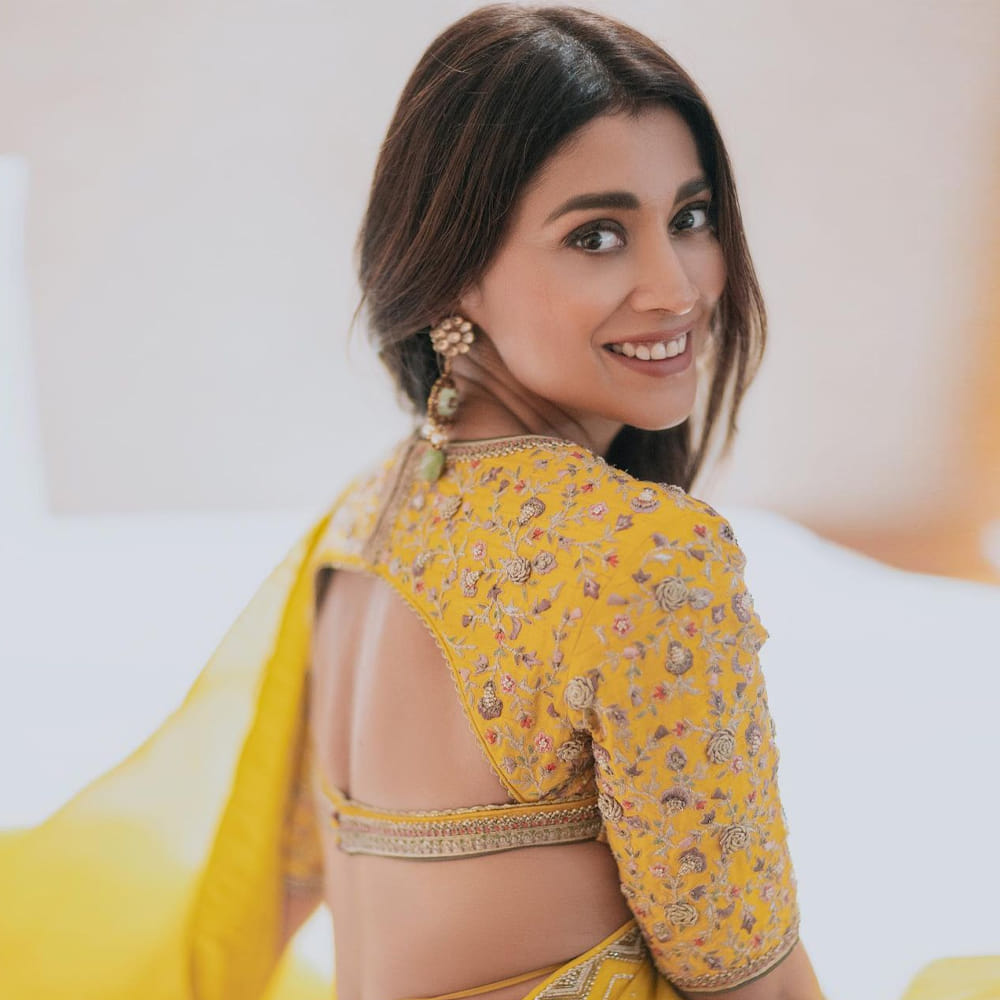 అందాల తార శ్రీయ శరన్ గురించి పరిచయం అవసరం లేదు. దాదాపు ఇరవై సంవత్సరాలుగా టాలీవుడ్ లో తనదైన అందం నటనతో తెలుగు ప్రేక్షకులను ఎంతగానో అలరించింది .టాలీవుడ్ స్టార్స్ అందరి సరసన నటించి ఓ వెలుగు వెలిగిన నటి శ్రీయ ఇప్పటికి ఫోటోషూట్ తో కూడా తన స్పీడ్ ఏ మాత్రం తగ్గించడం లేదు..