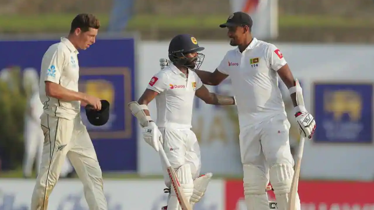 దిముత్ కరుణరత్నే నాయకత్వంలో.. కుశాల్‌ మెండిస్‌, ఏంజెలో మాథ్యూస్‌, ధనుంజయ డి సిల్వ, దినేశ్‌ చండిమాల్‌, లాహిరు కుమార, చమిక కరుణరత్నె, కసున్‌ రజిత లాంటివారితో కూడిన బలమైన జట్టు.. కివీస్‌ను ఢీకొట్టేందుకు సిద్దమైంది. 