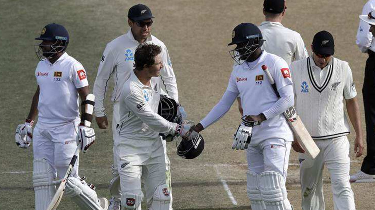 లంక జట్టు: దిముత్‌ కరుణరత్నె(కెప్టెన్‌), ఒషాడా ఫెర్నాండో, కుశాల్‌ మెండిస్‌, ఏంజెలో మాథ్యూస్‌, ధనుంజయ డి సిల్వ, దినేశ్‌ చండిమాల్‌, కమిందు మెండిస్‌, నిరోషన్‌ డిక్‌వెల్లా, నిషాన్‌ మదుష్క, రమేశ్‌ మెండిస్‌, ప్రబాత్‌ జయసూర్య, చమిక కరుణరత్నె, కసున్‌ రజిత, లాహిరు కుమార, అషిత ఫెర్నాండో, విశ్వ ఫెర్నాండో, మిలన్‌ రత్ననాయకె. 