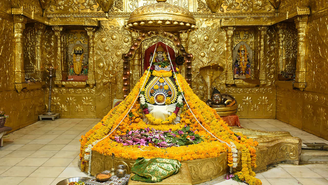సోమనాథ్ ఆలయం.. ఈ ఆలయం భారతదేశంలోని 12 జ్యోతిర్లింగాల్లో మొదటిది. సోమనాథ్ గుజరాత్ రాష్ట్రంలోని సౌరాష్ట్రాలోని వెరావల్ రేవు పట్టణానికి 5 కిలోమీటర్ల దూరంలో ఉన్న అత్యంత ప్రాచీన హిందూ పుణ్య క్షేత్రం. పురాణప్రాశస్త్యం కలది. సోమనాథ్ ఆలయం అనేక సార్లు దోచుకోబడింది.. ధ్వంసం చేయబడింది. పునర్నిర్మించబడింది. ప్రస్తుత పునర్నిర్మాణం.. చాళుక్యుల నిర్మాణ శైలిలో సర్దార్ వల్లభాయ్ పటేల్ నాయకత్వంలో 1951లో పూర్తయింది.