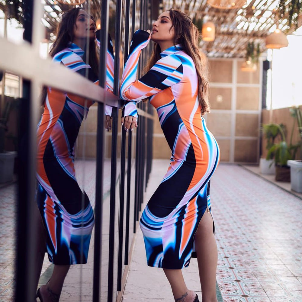 నిత్యం తన గ్లామరస్, ఫ్యాషనబుల్ ఫొటోలతో పాటు తన సినిమాలకు సంబంధించిన విషయాలను అభిమానులతో పంచుకుంటుంది.