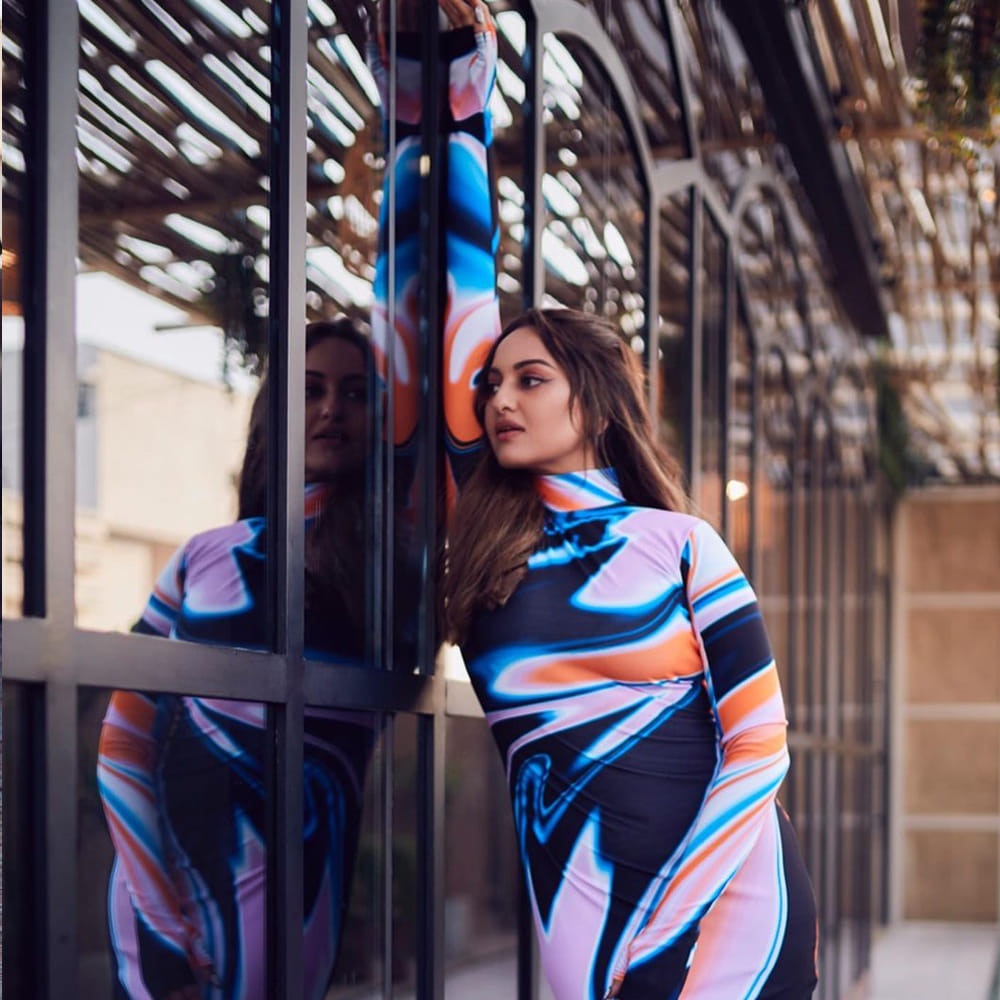 సోనాక్షి సినిమాలతోనే కాదు సోషల్ మీడియాలోనూ చాలా యాక్టివ్ గా ఉంటుంది నిత్యం తన సినిమాలకు సంబంధించిన విషయాలతోపాటు వ్యక్తిగత విషయాలను కూడా పంచుకుంటూ ఉంటుంది.