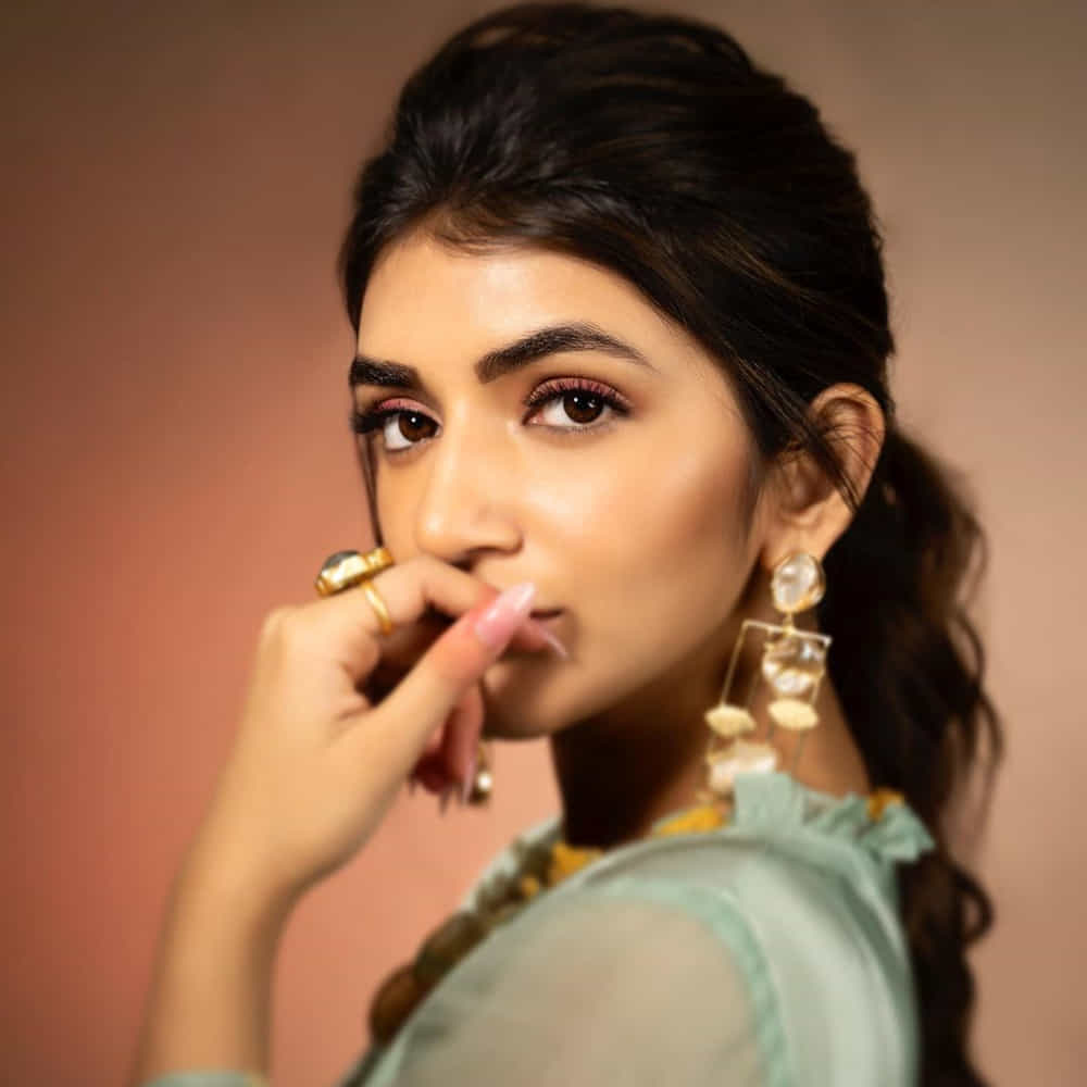 పెళ్లి సందడి సినిమాతో ఓవర్ నైట్ లోనే క్రేజ్ సొంతం చేసుకుంది వయ్యారి భామ శ్రీలీల. తాజాగా వరుస సినిమాలతో ఫుల్ ఫార్మ్ లో ఉంది. ఈ అమ్మడి అందాలకి పడనివారు ఎవరు ఉండరు.తాజాగా శ్రీలీల పోస్ట్ చేసిన ఫొటోస్ చూసి ఫ్యాన్స్ ఖుషి అవుతున్నారు..