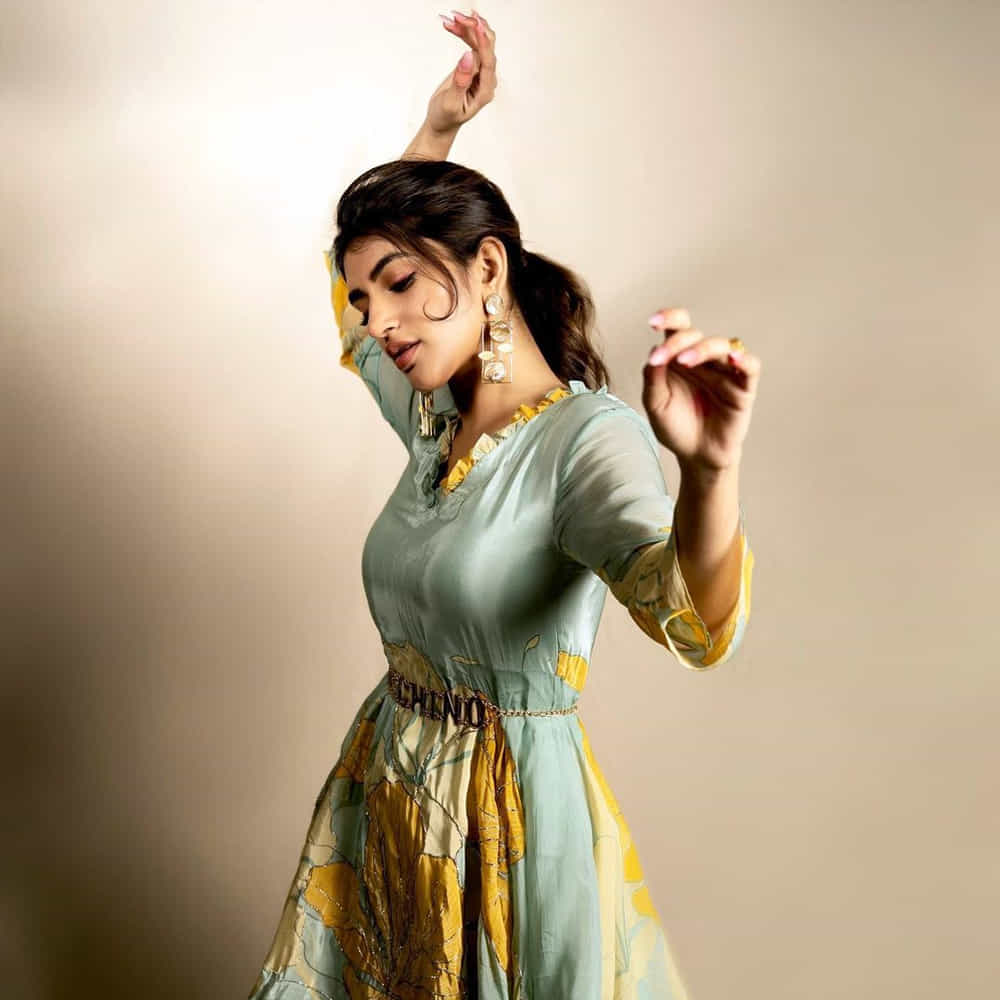 పెళ్లి సందడి సినిమాతో ఓవర్ నైట్ లోనే క్రేజ్ సొంతం చేసుకుంది వయ్యారి భామ శ్రీలీల. తాజాగా వరుస సినిమాలతో ఫుల్ ఫార్మ్ లో ఉంది. ఈ అమ్మడి అందాలకి పడనివారు ఎవరు ఉండరు.తాజాగా శ్రీలీల పోస్ట్ చేసిన ఫొటోస్ చూసి ఫ్యాన్స్ ఖుషి అవుతున్నారు..