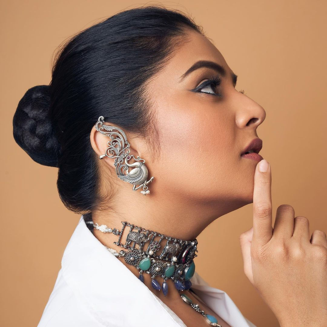 అందంతో చలాకీ మాటలతో ప్రేక్షకులను కట్టిపడేస్తుంది ఈ బ్యూటీ. బిగ్ బాస్ 3 లో కాంటెస్ గా ప్రేక్షకులకు మరింత దగ్గరైంది.