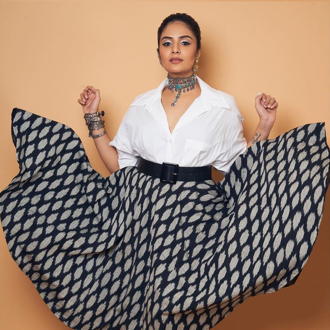 2013లో అదుర్స్ అనే షోతో తెలివిషన్ లోకి అడుగు పెట్టిన ఆమె పటాస్ వంటి హిట్ షోలో కూడా యాంకరింగ్ చేసింది.