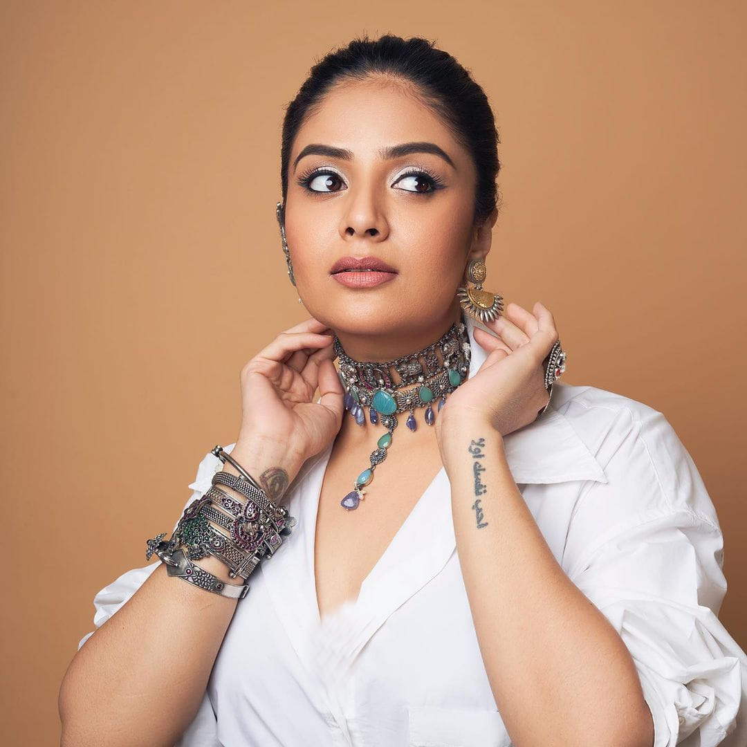 ప్రస్తుతం టెలివిషన్ లో కొన్ని షోలకు యాంకర్ గా వ్యవహరిస్తోంది.