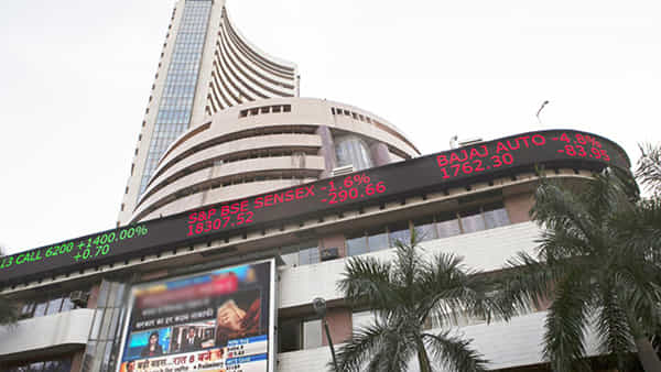 Stock Market: స్టాక్మార్కెట్ను వెంటాడుతున్న నష్టాలు.. ఏకంగా 928 పాయింట్లు నష్టపోయిన సెన్సెక్స్