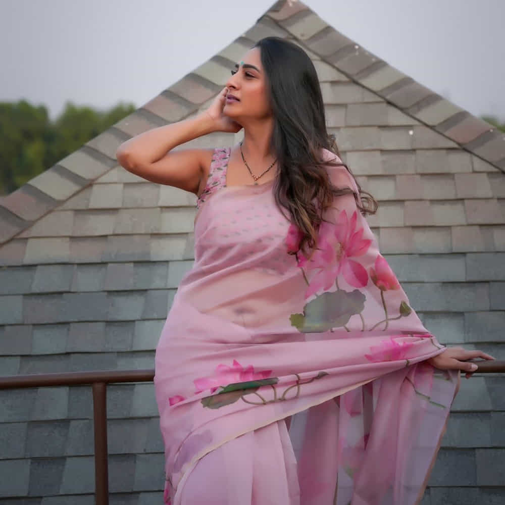 టాలీవుడ్ క్యారెక్టర్ ఆర్టిస్టుల్లో కెల్లా సురేఖా వాణి క్రేజ్ వేరు. అందానికి తోడు తనదైన నటనతో ఆడియన్స్ ఫాలోయింగ్ పెంచుకుంది సురేఖా. తల్లి, అక్క, వదిన పాత్రల్లో నటించి ఎన్నో సినిమాల విజయాల్లో భాగమైన ఈ నటి..