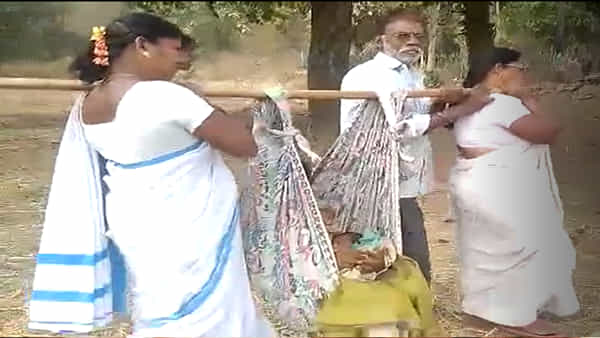 ఏజెన్సీలో గిరిజన మహిళ ప్రసవానికి తప్పని డోలీ కష్టాలు.. వైద్య సిబ్బందికి సైతం నరకమే..!