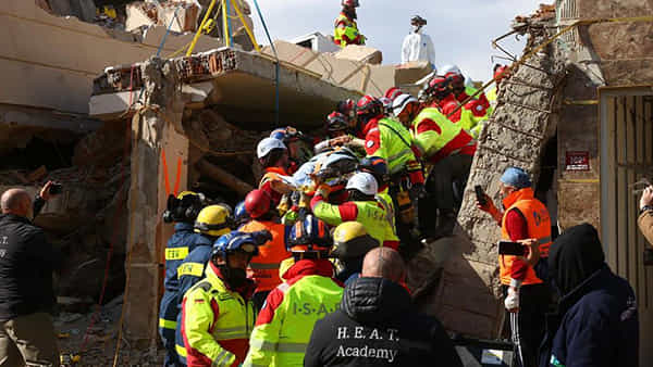 Turkey Earthquake: ఓ వైపు ప్రాణాలకు తెగించి బాధితులకు సాయం.. మరోవైపు దోపిడీ.. టర్కీలో దౌర్భాగ్య పరిస్థితులు