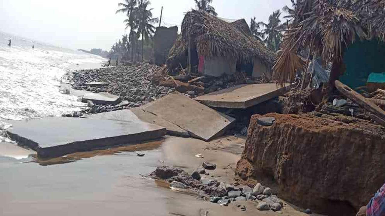 Uppada Beach: ఇళ్లు, గుళ్లు మాయం..! సముద్రంలో కలుస్తున్న తీర ప్రాంతం.. భయాందోళనలో ప్రజలు..