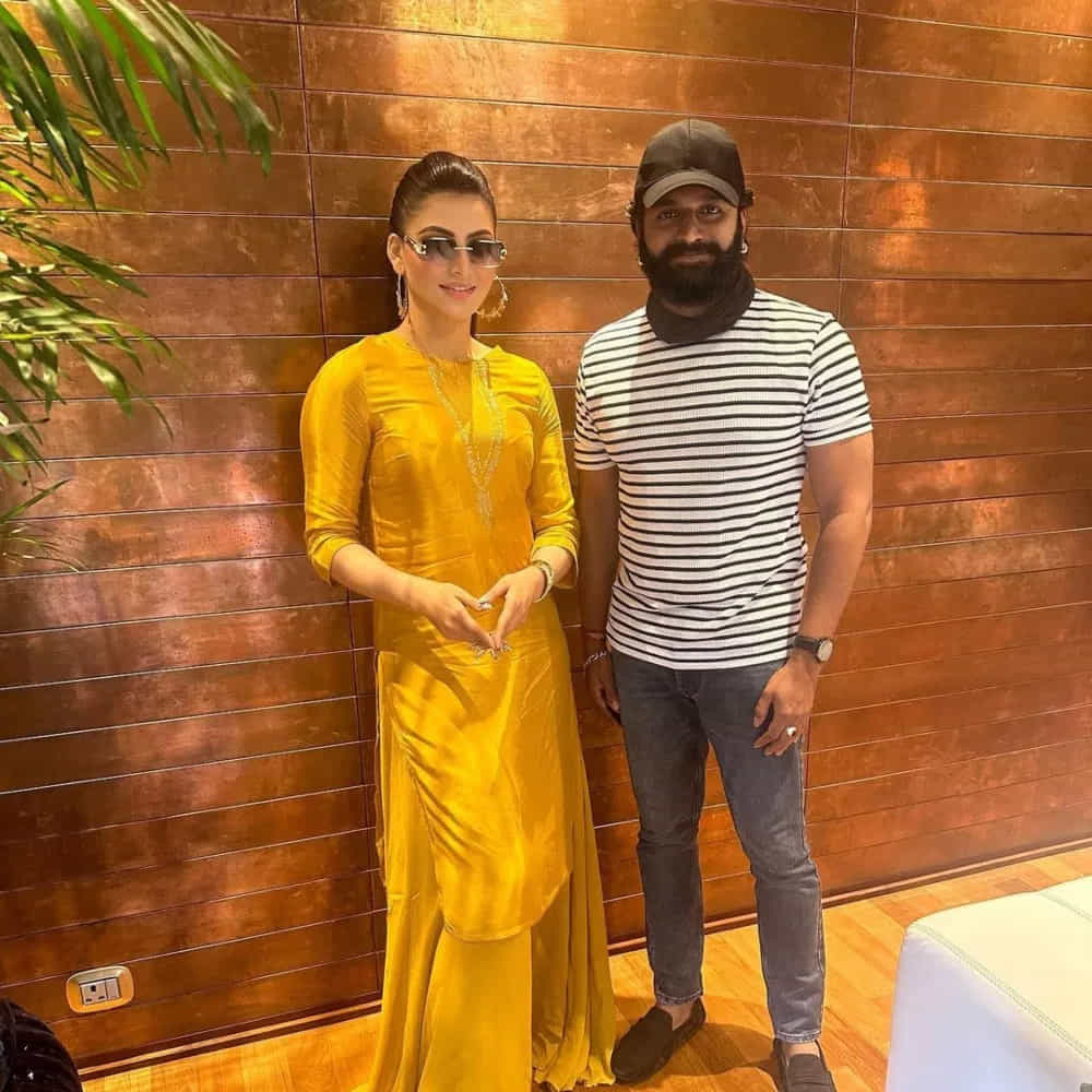 ఇదిలా ఉంటే తాజాగా కాంతారా హీరో రిషబ్ శెట్టిని కలిసిందీ అందాల తార. ప్రస్తుతం వీరిద్దరి ఫొటోలో సోషల్ మీడియాలో వైరల్గా మారాయి.