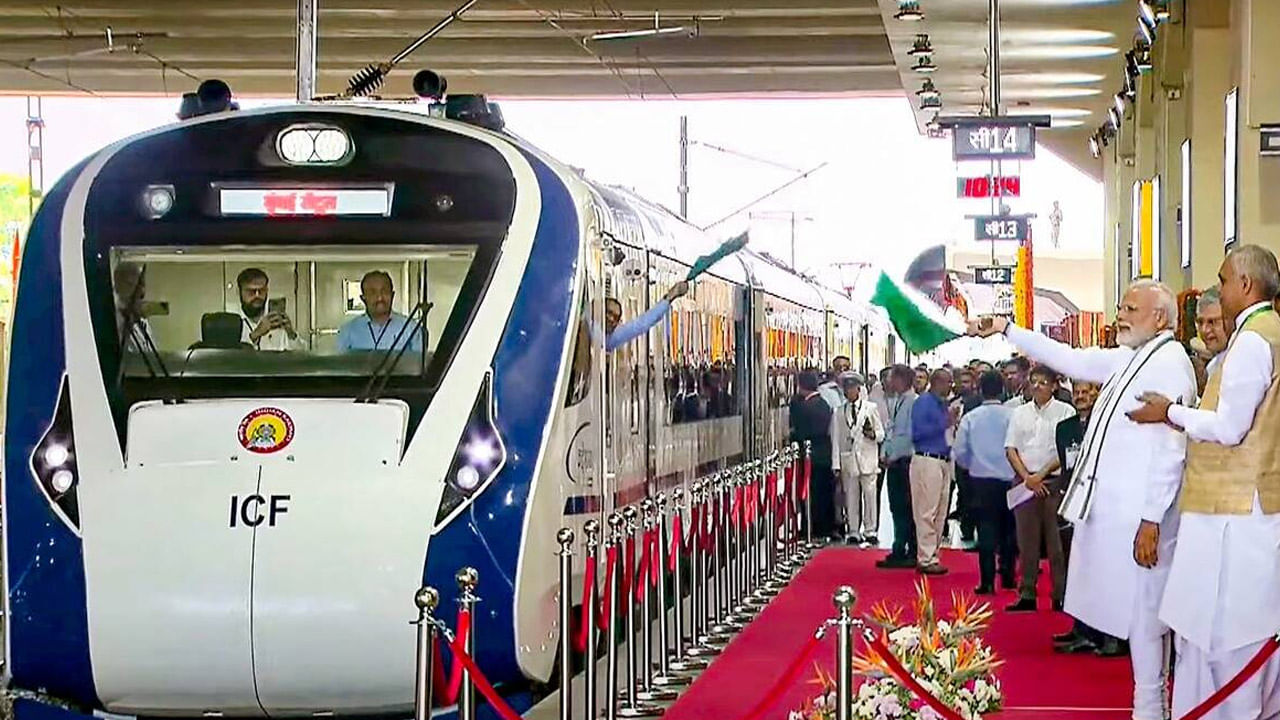 Vande Bharat Trains: ఢిల్లీ నుంచి భోపాల్ మధ్య వందే భారత్ ఎక్స్‌ప్రెస్ రైలు.. జెండా ఊపి ప్రారంభించనున్న ప్రధాని మోదీ