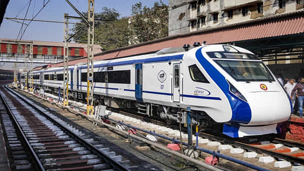 Vande Bharat Train: వందేభారత్ ఎక్స్ప్రెస్పై మరోసారి రాళ్లదాడి.. కిటికీ అద్దాలు ధ్వంసం..!