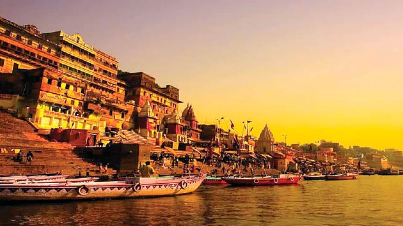Varanasi:ఉత్తర ప్రదేశ్‌లో గంగా నది ఒడ్డున ఉన్న వారణాసి భారతదేశంలోని అత్యంత మతపరమైన ప్రదేశాలలో ఒకటి. దీనిని కాశీ లేదా బనారస్ అని కూడా అంటారు. ఈ పురాతన నగరం హిందువులకు అత్యంత పవిత్రమైన ప్రదేశాలలో ఒకటి. ఒంటరి మహిళలు ఇక్కడ సాయంత్రం గంగా హారతితో పాటు, ప్రపంచ ప్రసిద్ధి చెందిన కాశీ విశ్వనాథ దేవాలయం, రుచికరమైన ఆహారం, బోటింగ్ ఆనందించవచ్చు. 