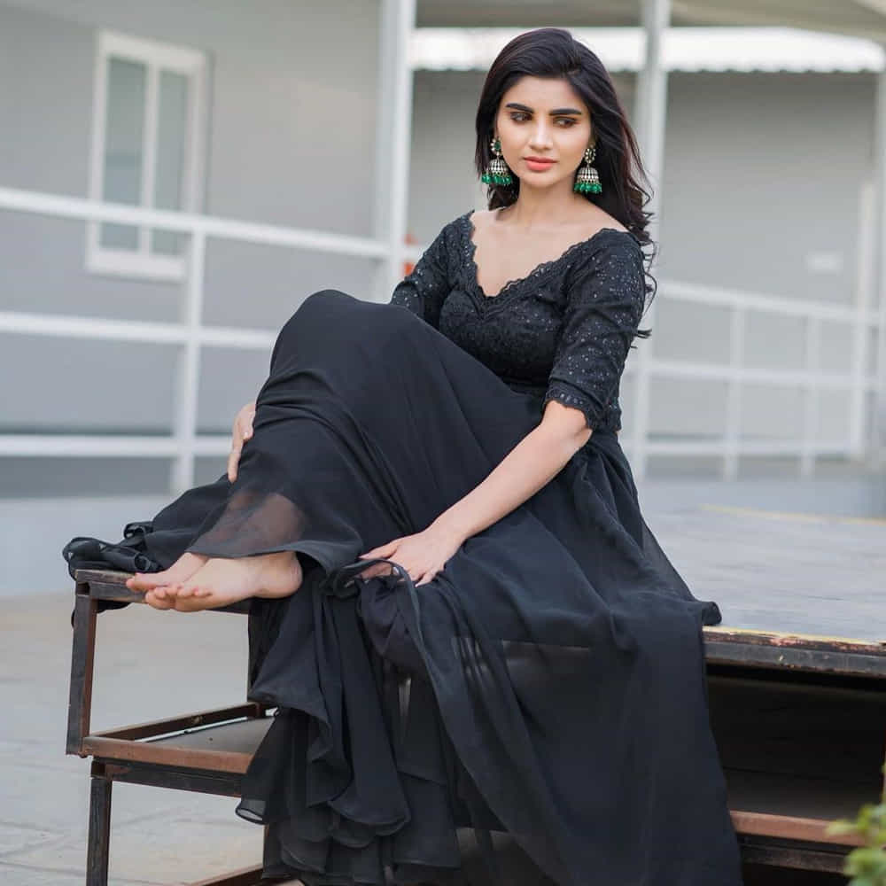 ఈ మధ్య జబర్దస్త్ లోకి వచ్చి బాగా ఫేమస్ అయింది వర్ష.. అంతకుముందు కొన్ని సీరియల్స్ లో నటించిన వర్షకి పెద్దగా పాపులర్ కాలేదు.. అయితే ఎప్పుడైతే జబర్దస్త్ లోకి ఎంట్రీ ఇచ్చిందో అప్పుటి నుంచి ఈ అమ్మడు క్రేజ్ అమాంతం పెరిగిపోయింది. 
