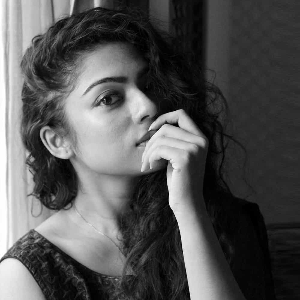మిడిల్ క్లాస్ మెలోడిస్ చిత్రంతో తెలుగు ప్రేక్ష‌కుల చూపును త‌న‌వైపు తిప్పుకుంది అందాల తార వ‌ర్ష బొల్ల‌మ్మ‌. ప‌క్కింటి అమ్మాయిలా క‌నిపించే రూపం, ఆక‌ట్టుకునే న‌ట‌న‌తో కుర్ర‌కారును ఫిదా చేస్తోందీ బ్యూటీ..ఈ మధ్య గ్లామర్ మీద కూడా ఫోకస్ పెడుతూ అప్పుడప్పుడు ఫొటోస్ తో ఆకట్టుకుంటుంది.