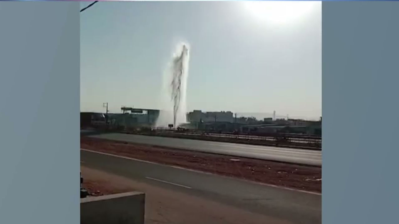 Nandyala: హైవే పక్కన లీకైన వాటర్ పైప్ లైన్..