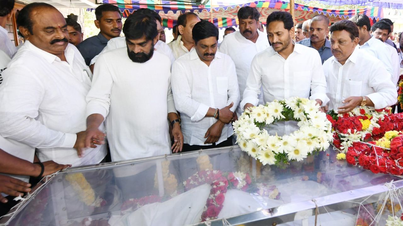 YS Jagan: పాతపాటి సర్రాజు భౌతికకాయానికి సీఎం వైఎస్ జగన్ నివాళులు..