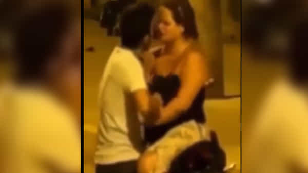 Viral Video: నడిరోడ్డుపై గర్ల్ఫ్రెండ్తో రొమాన్స్.. సీన్ కట్ చేస్తే.. ఆఖర్లో అదిరిపోయే ట్విస్ట్..!