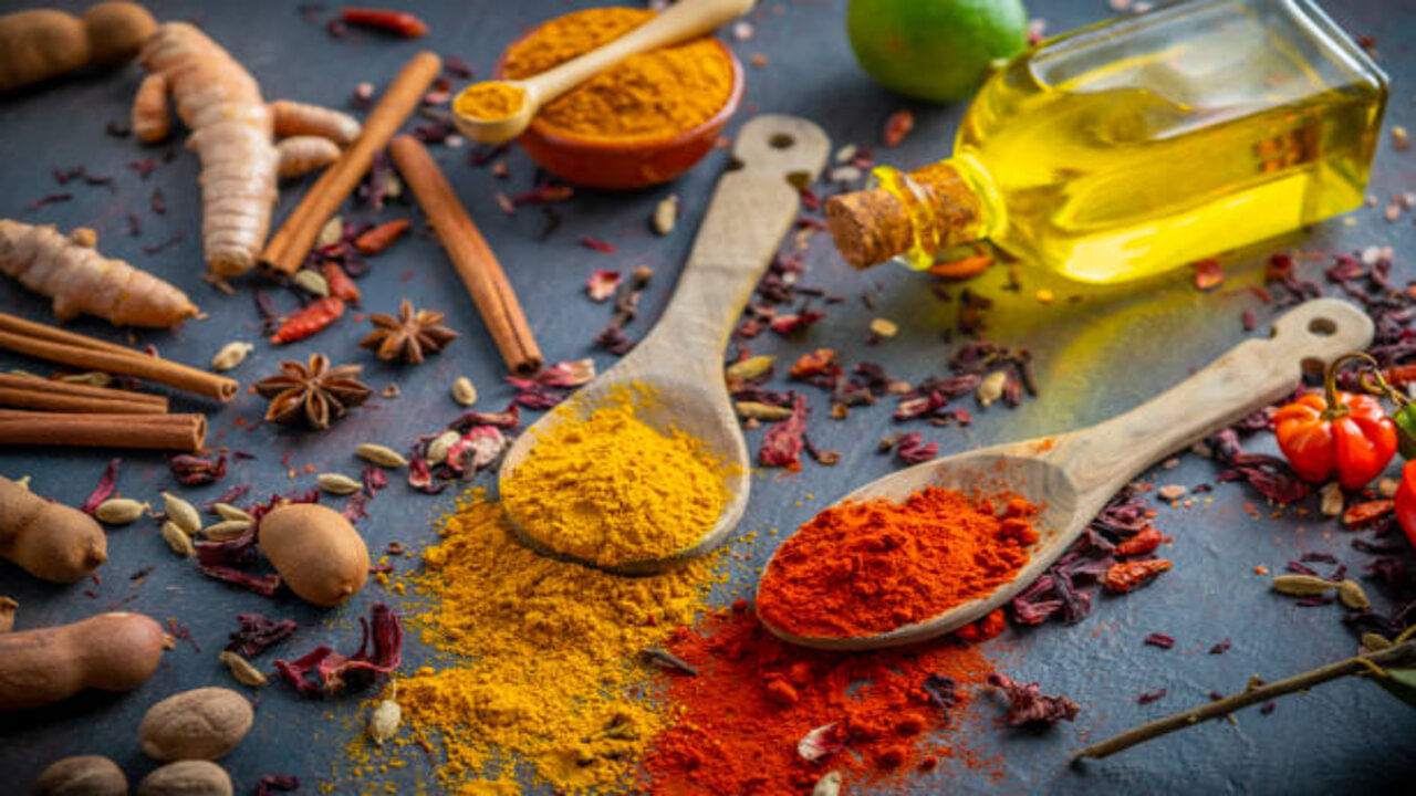 మన ఆరోగ్యమంతా వంటగదిలోనే ఉంది. అవును మన ఆరోగ్యం బాగుండాలంటే వంటగది బాగుండాల్సిందే. కొన్నిసార్లు నొప్పి అనేది శరీరంలోని అన్ని భాగాలను ఇబ్బందుల్లో పడేస్తుంది. శరీరంలోని ఏ భాగంలో అయినా నొప్పి వస్తే ఆ నొప్పిని తగ్గించుకునేందుకు చాలా మంది పెయిన్ కిల్లర్స్ ను వాడుతుంటారు. మార్కెట్లో లభించే పెయిన్ కిల్లర్స్ నొప్పి నుంచి తాత్కాలికంగా ఉపశమనం కలిగిస్తాయి.
