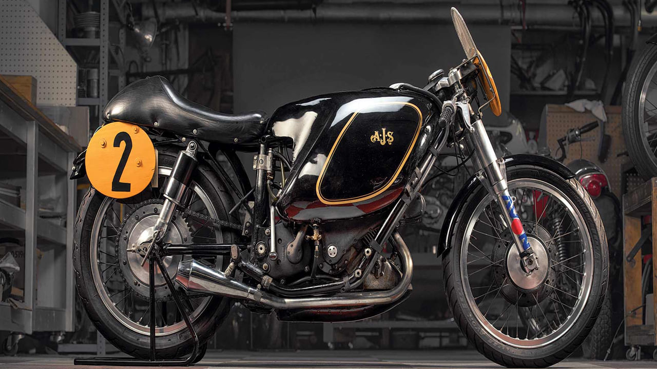 1949 E90 Ajs Porcupine- ఆ తర్వాత 1949లో విడుదలైన e90 AGS పోర్కుపైన్.  ఈ వాహనాన్ని మోటార్ సైకిల్ రేసర్ లెస్లీ క్రాఘమ్ ఉపయోగించారు.  ఈ 500 సిసి మోటార్ బైక్ రేసింగ్ కోసం తయారు చేయబడింది. మొత్తం నాలుగు బైక్‌లను తయారు చేశారు. దీని ధర 58 కోట్ల రూపాయలు.