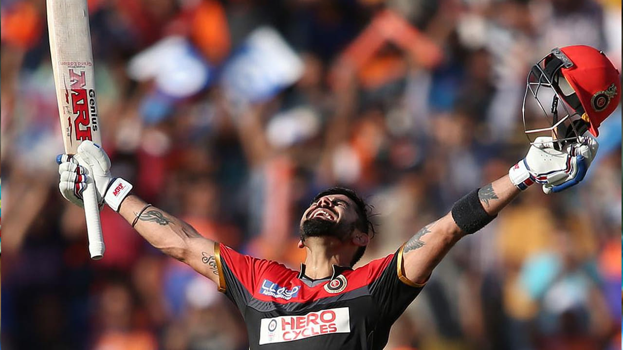 ఐపీఎల్ సీజన్‌లో అత్యధిక పరుగులు చేసిన ఆటగాడిగా విరాట్ కోహ్లీ నిలిచాడు. 2016 సంవత్సరంలో అతను RCB తరపున 16 మ్యాచ్‌లు ఆడుతూ మొత్తం 973 పరుగులు చేశాడు. ఇప్పటి వరకు ఒక్క సీజన్‌లో ఏ ఆటగాడు కూడా 900 పరుగులు దాటలేకపోయాడు. ఈ సీజన్‌లో కోహ్లీ నాలుగు సెంచరీలు, ఏడు అర్ధ సెంచరీలు సాధించాడు.