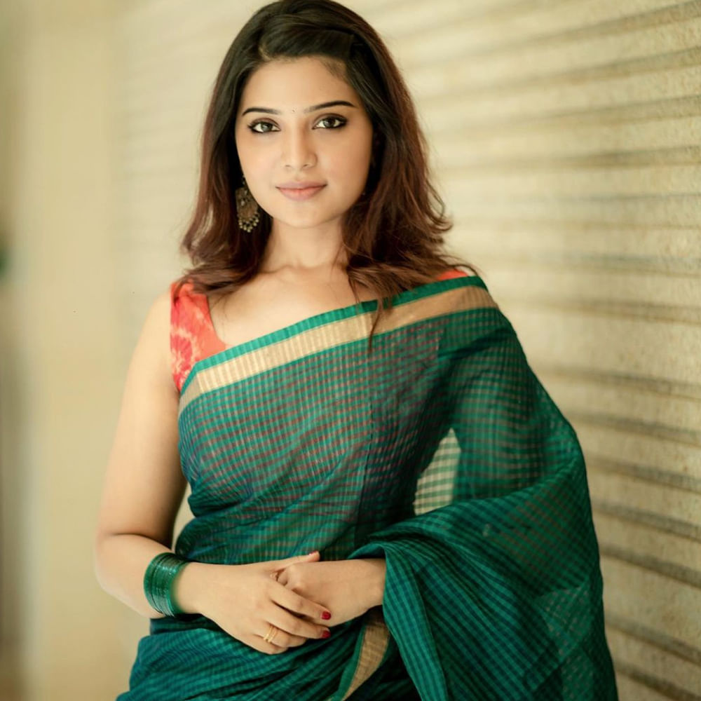  అయితే లవ్ ఫెయిల్ కావడం అనేది ఇప్పుడు సంతోషంగా ఉన్నట్లు తెలిపింది. అయితే ఇకపై ప్రేమ విషయంలో చాలా జాగ్రత్తగా ఉంటానని.. తనకు రగ్డ్ వ్యక్తి.. స్మార్ట్ గా ఉండే వ్యక్తి వద్దని.. సాధారణంగా ఉండే మంచి మనసున్న అబ్బాయి అయితే చాలంటూ చెప్పుకొచిచింది.