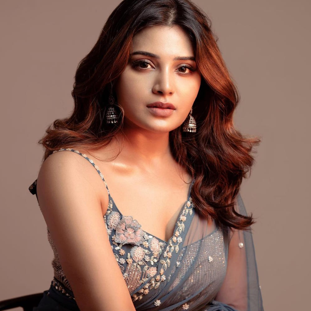 కానీ ప్రస్తుతం పేరు, డబ్బు ప్రధాన అంశాలుగా ఉన్నాయని.. తాను మాత్రం తొలి ప్రాధాన్యం డబ్బుకే ఇస్తానని స్పష్టం చేసింది. ఇప్పటివరకు ఆత్మిక తెలుగు తెరకు పరిచయం కాలేదు. ఇక సోషల్ మీడియాలో మాత్రం ఈ అమ్మడుకు భారీగానే ఫాలోయింగ్ ఉంది.