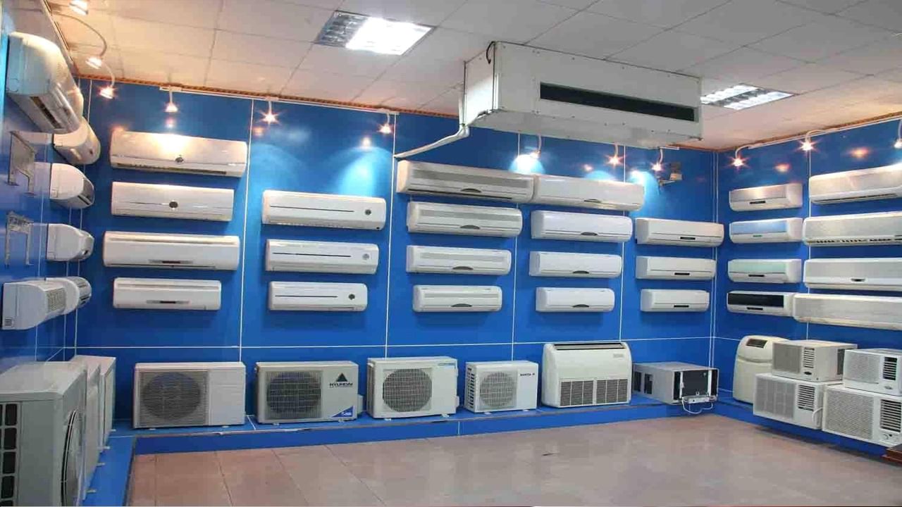 AC For Rent: మార్చి నుంచే మండిపోతున్న ఎండలతో తెలుగు రాష్ట్రాల్లోని ప్రజలు నానా ఇబ్బందులు పడుతున్నారు. ఈ అధిక ఉష్ట్రోగ్రతలతో ఇళ్లలోని పిల్లలు, మహిళలు, వృద్ధులు ఉండలేక ఇప్పటినుంచే ఉక్కిరి బిక్కిరి అవుతున్నారు. ఈ క్రమంలో ఇంట్లో ప్రశాంతంగా ఉండాలంటే ఏసీ ఉంటేనే సాధ్యం. అయితే ఏసీలు అందరూ కొనలేరు. ఇలాంటి వారి కోసం ఏసీ, కూలర్లు అద్దెకు తీసుకునేందుకు కొత్త సౌకర్యం అందుబాటులోకి వచ్చింది. ఏసీ ఇన్‌స్టాలేషన్, రీలొకేషన్, మెయింటెనెన్స్ వంటివి అన్నీ కస్టమర్ నుంచి వసూలు చేసే అద్దె మొత్తంలోనే కలిసి ఉంటాయి. కేవలం ఏసీ, కూలర్ మాత్రమే కాకుండా ఇతర హోమ్ అప్లయెన్సెస్ కూడా అద్దెకు తీసుకునే వెసులుబాటు ఇందులో ఉంది.