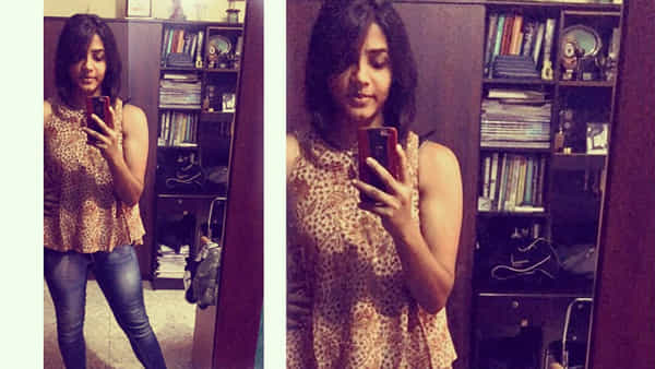 Tollywood: ఈ ఫోటోలో ఉన్న అమ్మాయి ఎవరో గుర్తుపట్టారా ?.. ఒక్క సినిమాతోనే ఓవర్నైట్ పాన్ ఇండియా హీరోయిన్ అయిపోయింది..