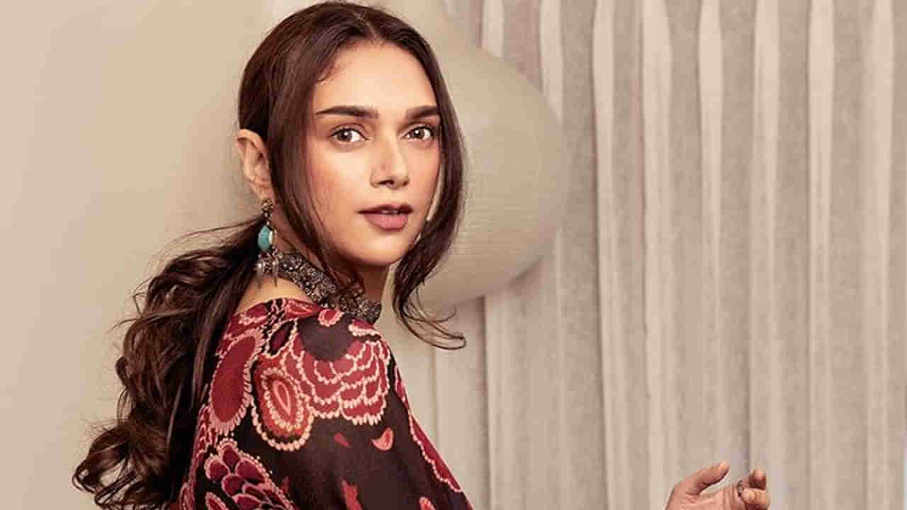 Aditi Rao Hydari : రియల్ లైఫ్ లవ్‏పై హీరోయిన్ అదితి రావు ఆసక్తికర కామెంట్స్.. నిజ జీవితంలో ప్రేమ ఎప్పటికీ ఉంటుందంటూ..