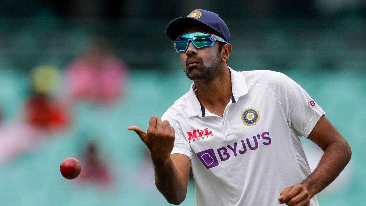 ఇది కాకుండా, స్వదేశంలో టెస్ట్ క్రికెట్‌లో కుంబ్లే, అశ్విన్ ఇద్దరూ తలో 25 వికెట్లు తీసిన రికార్డును కలిగి ఉన్నారు. అహ్మదాబాద్‌లో ఆస్ట్రేలియాపై మరో 5 వికెట్లు తీసి అశ్విన్ కుంబ్లేను అధిగమిస్తాడు.