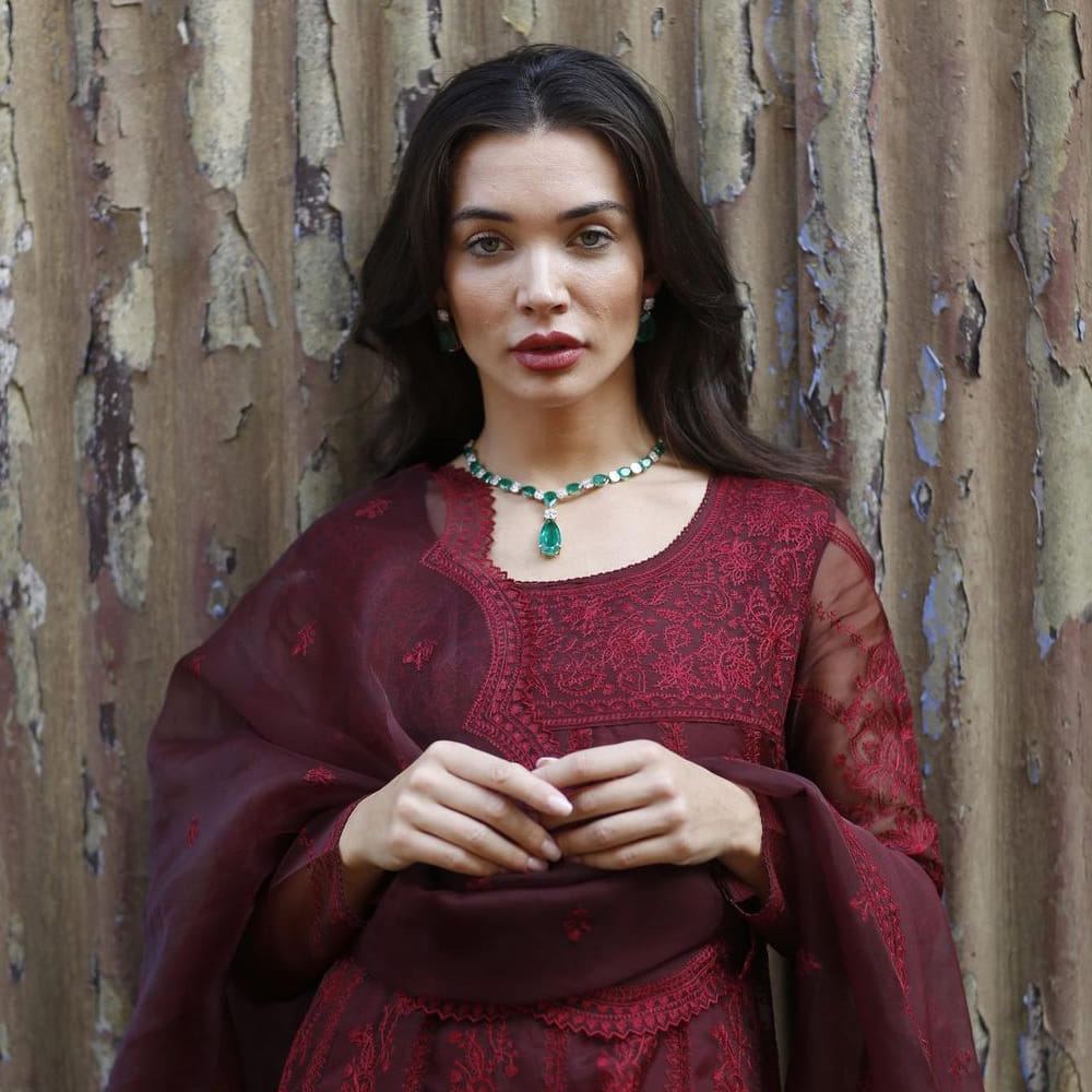 బ్రిటిష్ మోడల్ అమీ జాక్సన్ తెలుగు ప్రేక్షకులకు సుపరిచితమే. ‘ఎవడు’ సినిమాలో రామ్ చరణ్ సరసన నటించిన అమీ జాక్సన్.. ప్రస్తుతం లండన్లో ఉంటోంది. ఆ మధ్య బ్రిటన్కు చెందిన వ్యాపారవేత్త జార్జ్ పనాయోటౌతో డేటింగ్ చేసి అమీ వార్తల్లో నిలిచింది.