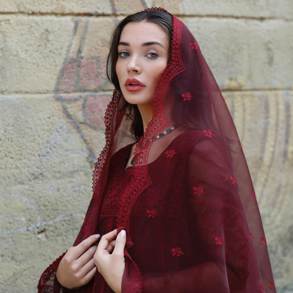 బ్రిటిష్ మోడల్ అమీ జాక్సన్ తెలుగు ప్రేక్షకులకు సుపరిచితమే. ‘ఎవడు’ సినిమాలో రామ్ చరణ్ సరసన నటించిన అమీ జాక్సన్.. ప్రస్తుతం లండన్లో ఉంటోంది. ఆ మధ్య బ్రిటన్కు చెందిన వ్యాపారవేత్త జార్జ్ పనాయోటౌతో డేటింగ్ చేసి అమీ వార్తల్లో నిలిచింది.