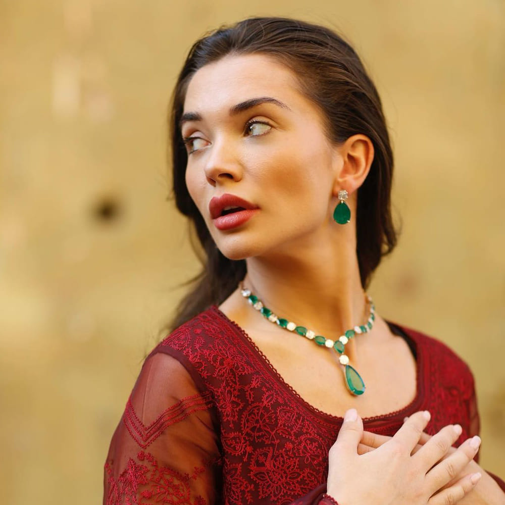 బ్రిటిష్ మోడల్ అమీ జాక్సన్ తెలుగు ప్రేక్షకులకు సుపరిచితమే. ‘ఎవడు’ సినిమాలో రామ్ చరణ్ సరసన నటించిన అమీ జాక్సన్.. ప్రస్తుతం లండన్లో ఉంటోంది. ఆ మధ్య బ్రిటన్కు చెందిన వ్యాపారవేత్త జార్జ్ పనాయోటౌతో డేటింగ్ చేసి అమీ వార్తల్లో నిలిచింది.